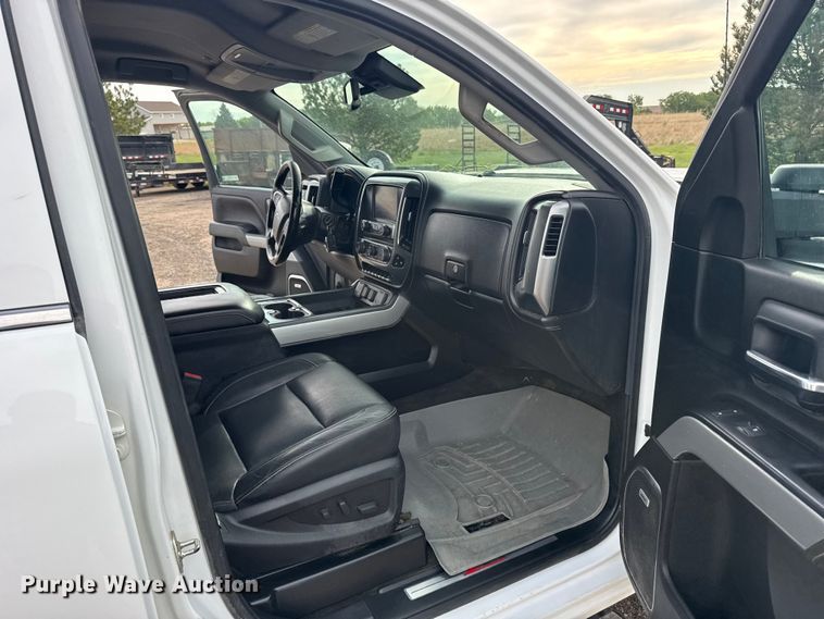 image for item FB7363 2018 Chevrolet Silverado 2500HD Crew Cab flatbed pickup truck