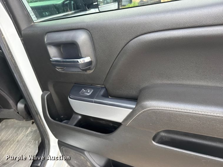 image for item FB7363 2018 Chevrolet Silverado 2500HD Crew Cab flatbed pickup truck