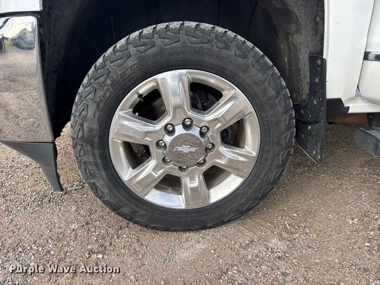image for item FB7363 2018 Chevrolet Silverado 2500HD Crew Cab flatbed pickup truck