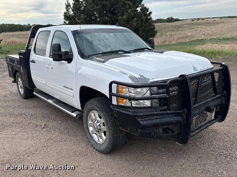 image for item FB7364 2014 Chevrolet Silverado 2500HD Crew Cab flatbed pickup truck