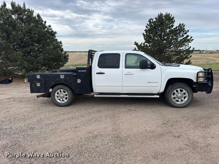 image for item FB7364 2014 Chevrolet Silverado 2500HD Crew Cab flatbed pickup truck