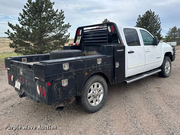 image for item FB7364 2014 Chevrolet Silverado 2500HD Crew Cab flatbed pickup truck