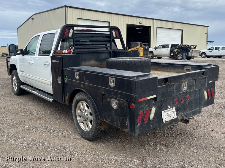 image for item FB7364 2014 Chevrolet Silverado 2500HD Crew Cab flatbed pickup truck
