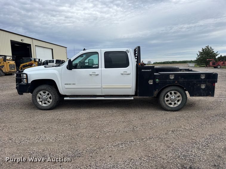 image for item FB7364 2014 Chevrolet Silverado 2500HD Crew Cab flatbed pickup truck