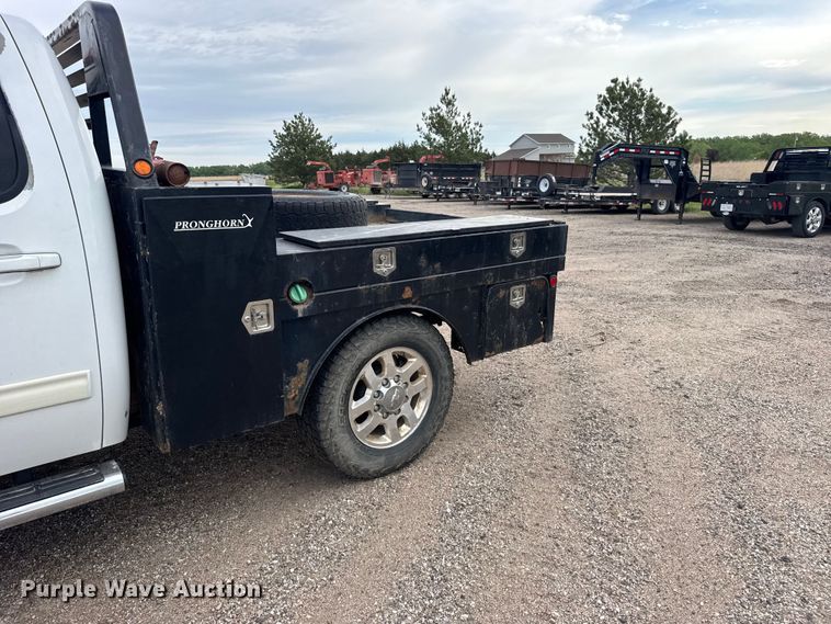 image for item FB7364 2014 Chevrolet Silverado 2500HD Crew Cab flatbed pickup truck