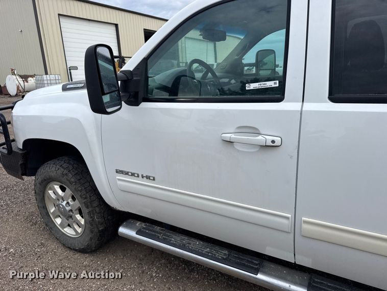 image for item FB7364 2014 Chevrolet Silverado 2500HD Crew Cab flatbed pickup truck