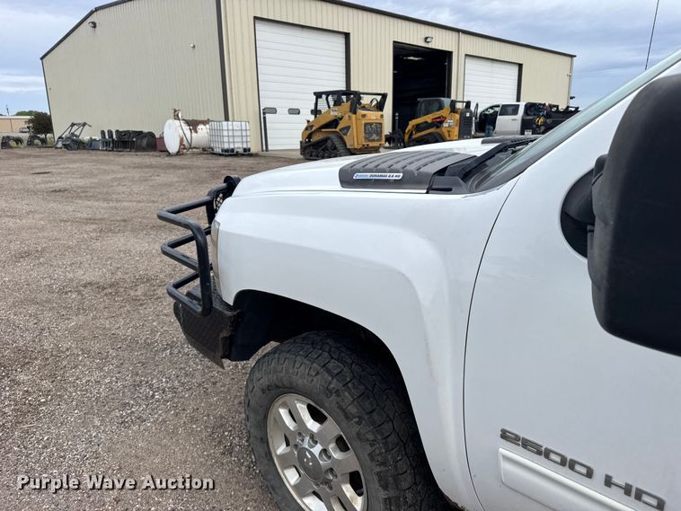 image for item FB7364 2014 Chevrolet Silverado 2500HD Crew Cab flatbed pickup truck