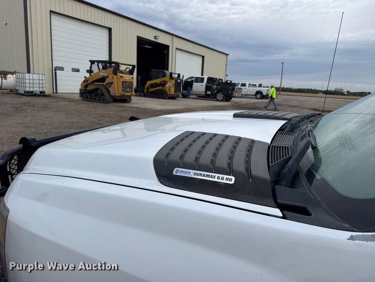 image for item FB7364 2014 Chevrolet Silverado 2500HD Crew Cab flatbed pickup truck