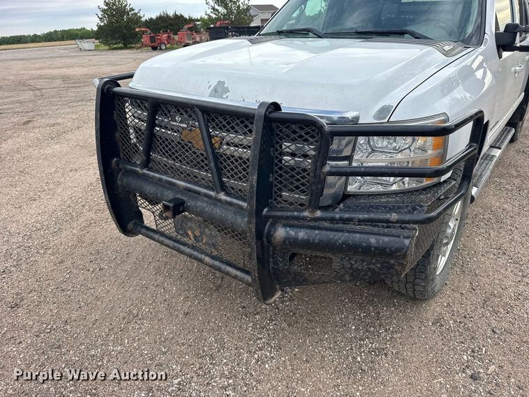 image for item FB7364 2014 Chevrolet Silverado 2500HD Crew Cab flatbed pickup truck