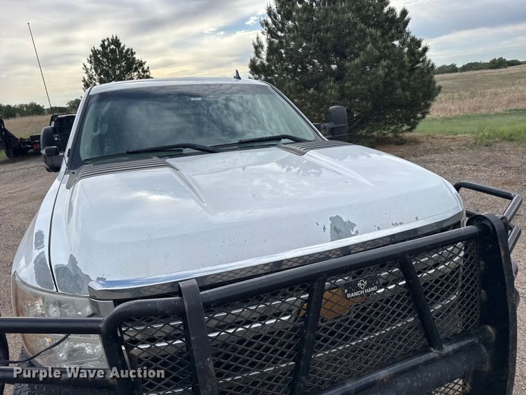 image for item FB7364 2014 Chevrolet Silverado 2500HD Crew Cab flatbed pickup truck