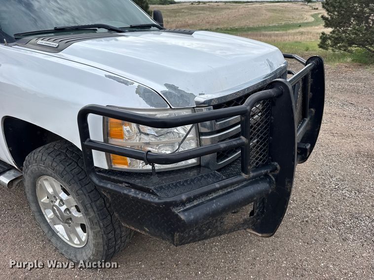 image for item FB7364 2014 Chevrolet Silverado 2500HD Crew Cab flatbed pickup truck