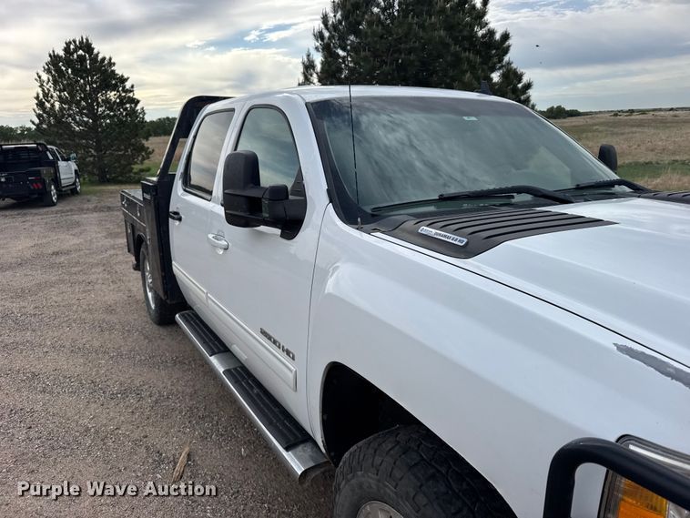 image for item FB7364 2014 Chevrolet Silverado 2500HD Crew Cab flatbed pickup truck
