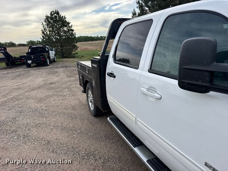 image for item FB7364 2014 Chevrolet Silverado 2500HD Crew Cab flatbed pickup truck