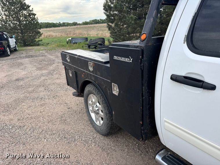 image for item FB7364 2014 Chevrolet Silverado 2500HD Crew Cab flatbed pickup truck