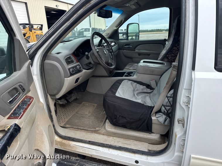 image for item FB7364 2014 Chevrolet Silverado 2500HD Crew Cab flatbed pickup truck
