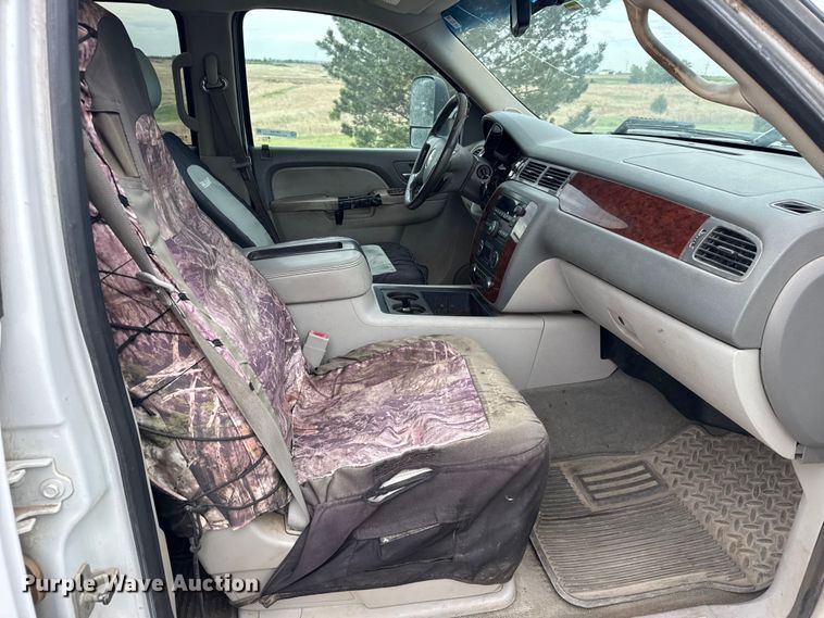 image for item FB7364 2014 Chevrolet Silverado 2500HD Crew Cab flatbed pickup truck