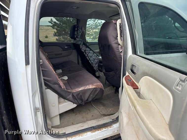 image for item FB7364 2014 Chevrolet Silverado 2500HD Crew Cab flatbed pickup truck