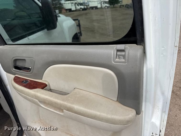 image for item FB7364 2014 Chevrolet Silverado 2500HD Crew Cab flatbed pickup truck