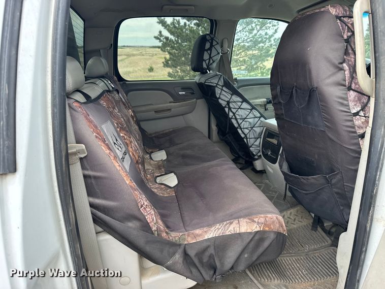 image for item FB7364 2014 Chevrolet Silverado 2500HD Crew Cab flatbed pickup truck