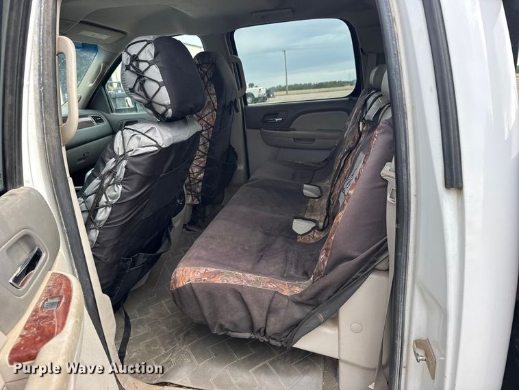 image for item FB7364 2014 Chevrolet Silverado 2500HD Crew Cab flatbed pickup truck