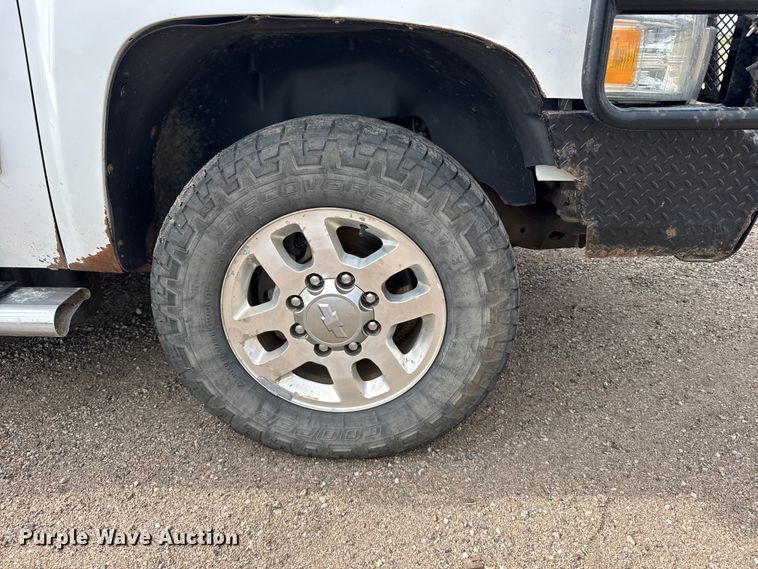 image for item FB7364 2014 Chevrolet Silverado 2500HD Crew Cab flatbed pickup truck