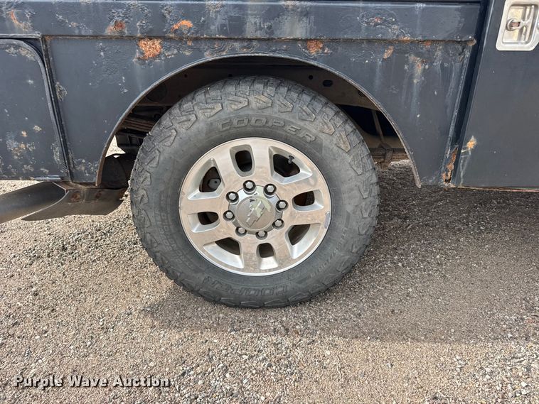 image for item FB7364 2014 Chevrolet Silverado 2500HD Crew Cab flatbed pickup truck