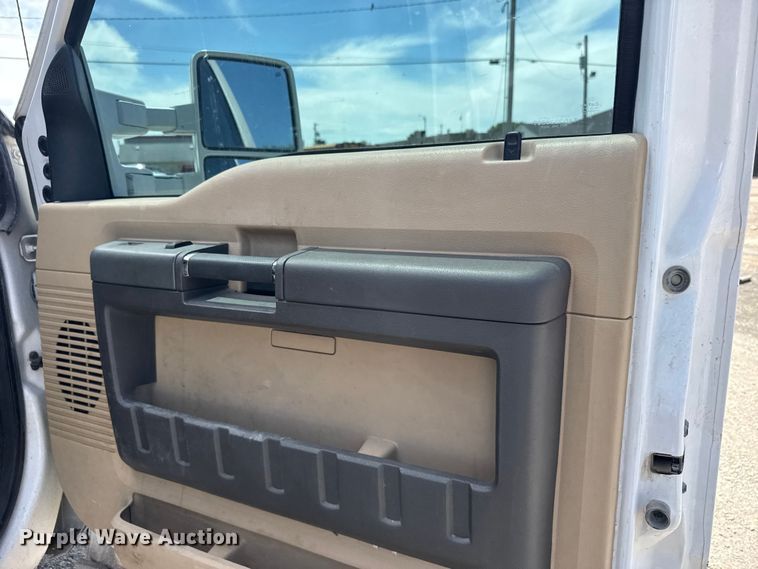 image for item FB7375 2011 Ford F250 Super Duty Crew Cab pickup truck