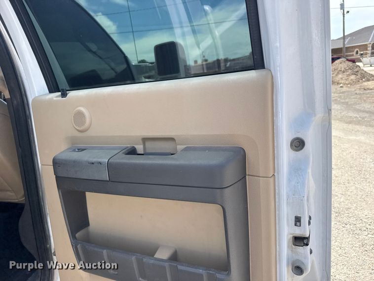 image for item FB7375 2011 Ford F250 Super Duty Crew Cab pickup truck