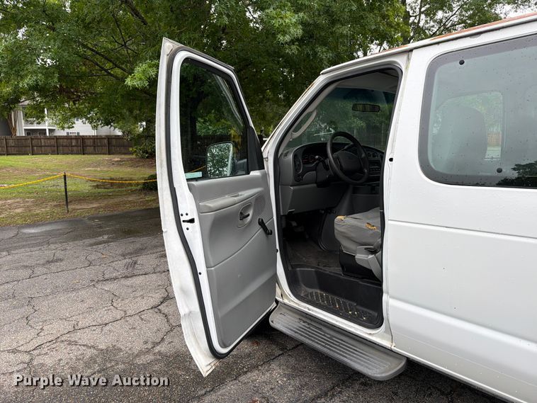 image for item FB8137 2007 Ford E350 van
