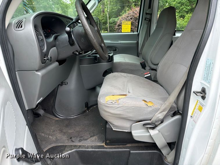image for item FB8137 2007 Ford E350 van