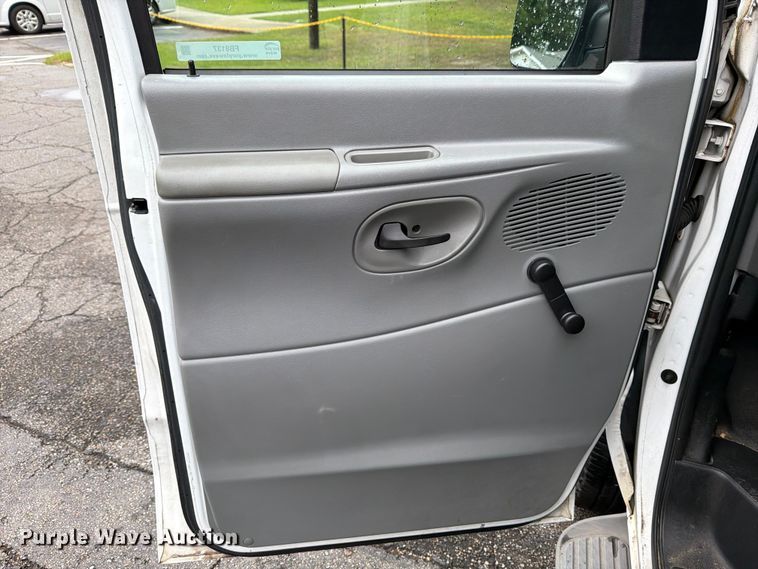 image for item FB8137 2007 Ford E350 van