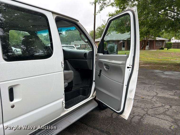 image for item FB8137 2007 Ford E350 van