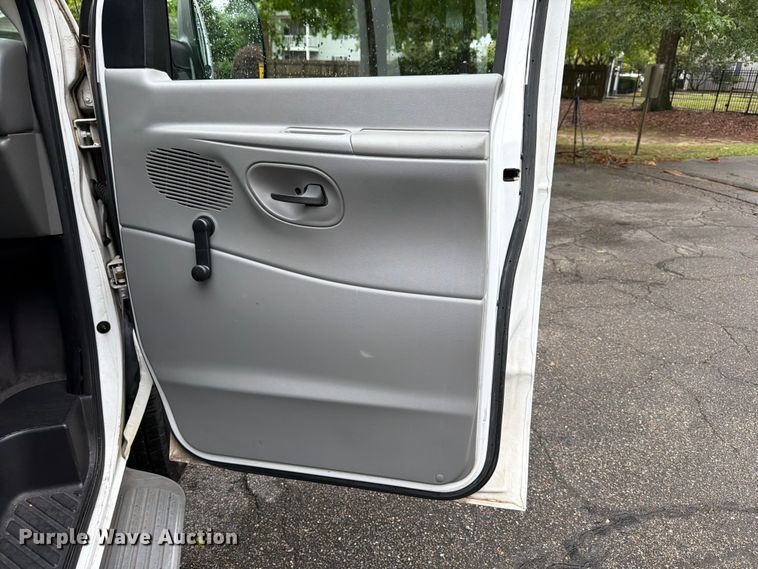 image for item FB8137 2007 Ford E350 van
