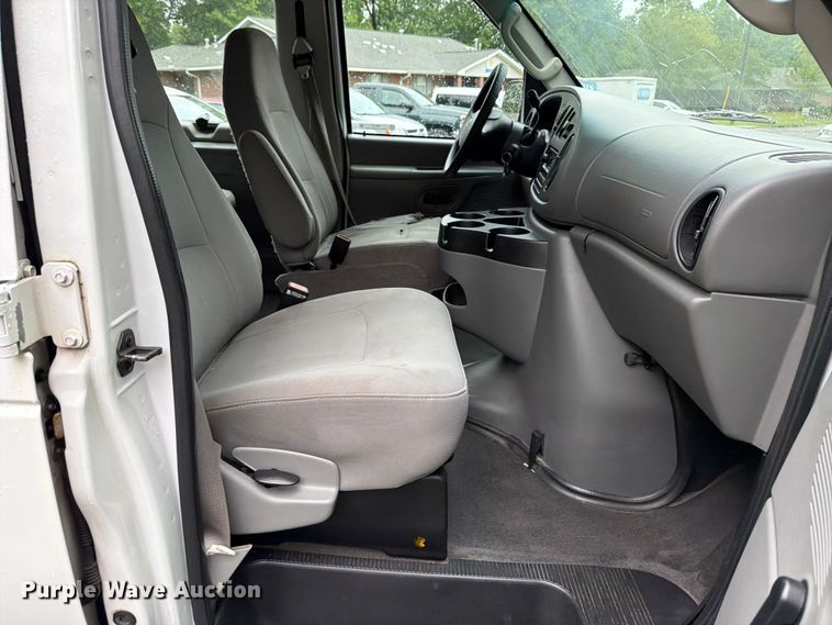image for item FB8137 2007 Ford E350 van
