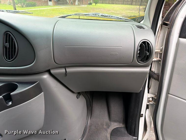 image for item FB8137 2007 Ford E350 van