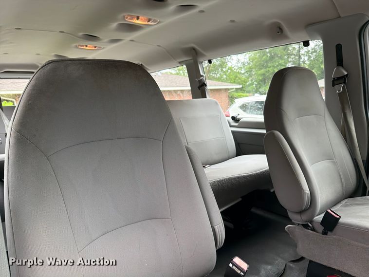 image for item FB8137 2007 Ford E350 van