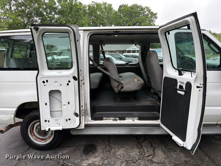 image for item FB8137 2007 Ford E350 van