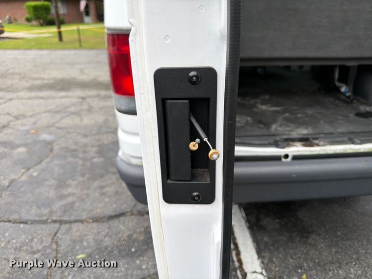 image for item FB8137 2007 Ford E350 van