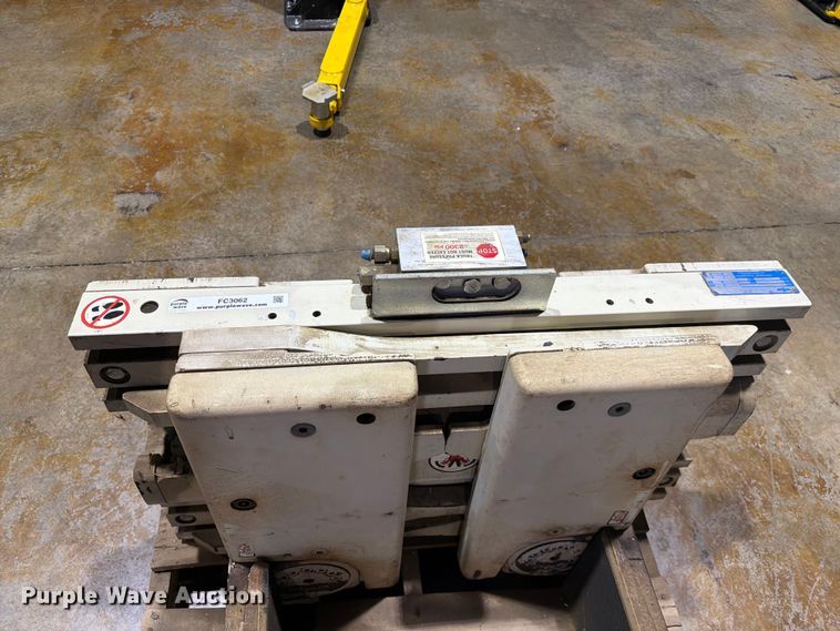 image for item FC3062 Cascade 40D-CTS-13A RO rotating clamp forklift attachment