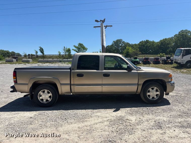 image for item FC4652 2005 GMC Sierra 1500 Crew Cab pickup truck