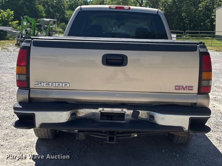 image for item FC4652 2005 GMC Sierra 1500 Crew Cab pickup truck