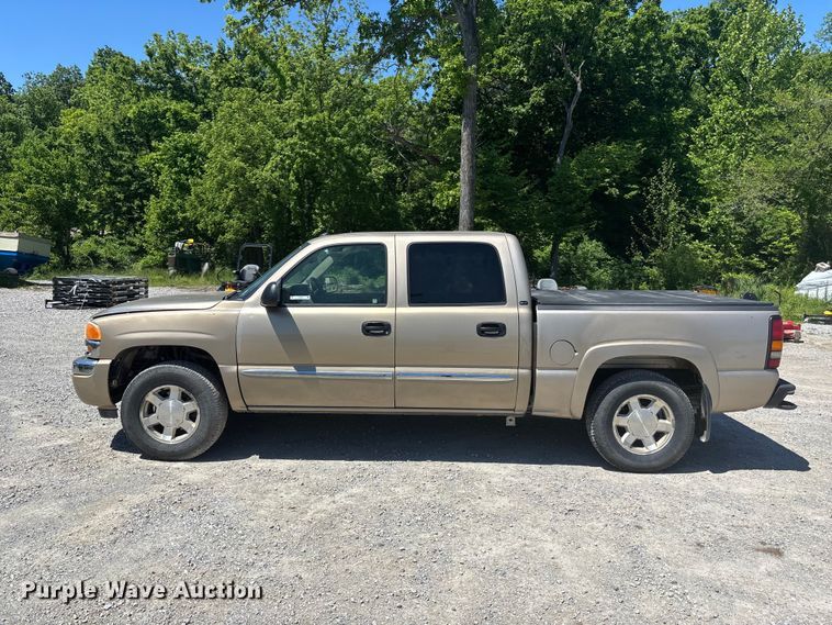 image for item FC4652 2005 GMC Sierra 1500 Crew Cab pickup truck