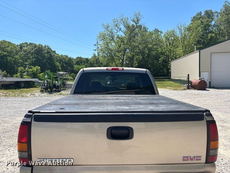 image for item FC4652 2005 GMC Sierra 1500 Crew Cab pickup truck