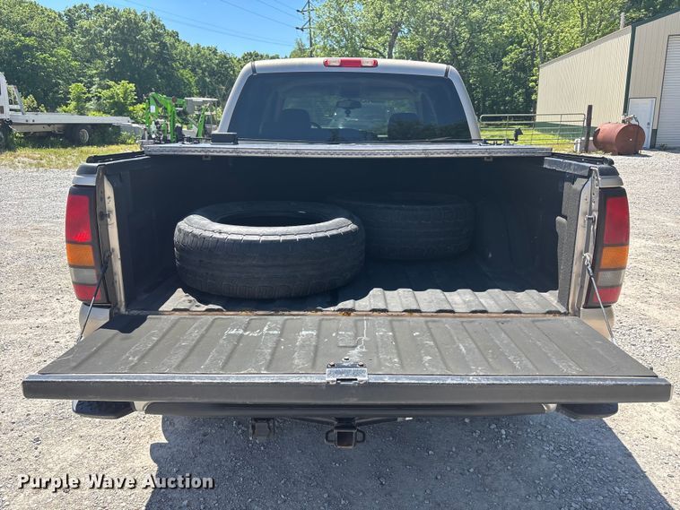 image for item FC4652 2005 GMC Sierra 1500 Crew Cab pickup truck