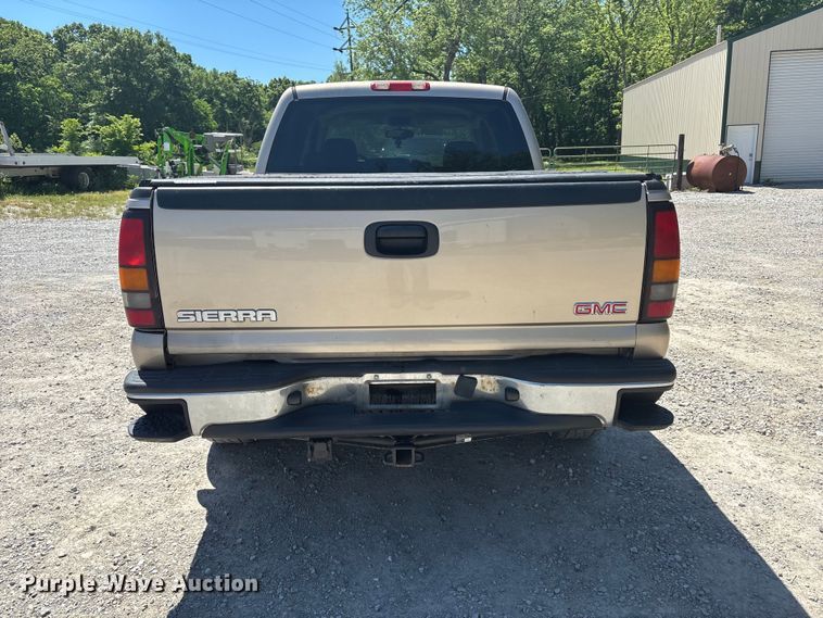 image for item FC4652 2005 GMC Sierra 1500 Crew Cab pickup truck