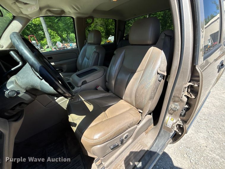 image for item FC4652 2005 GMC Sierra 1500 Crew Cab pickup truck