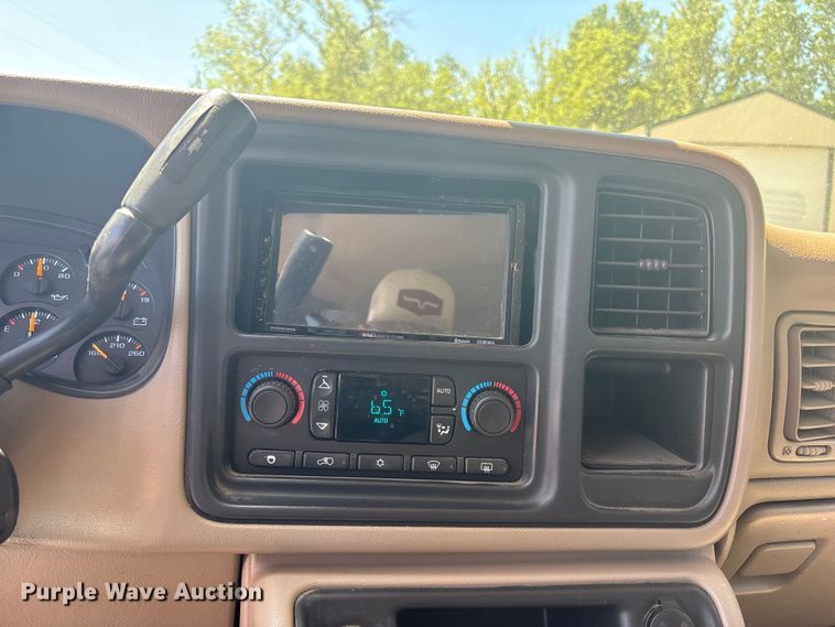 image for item FC4652 2005 GMC Sierra 1500 Crew Cab pickup truck