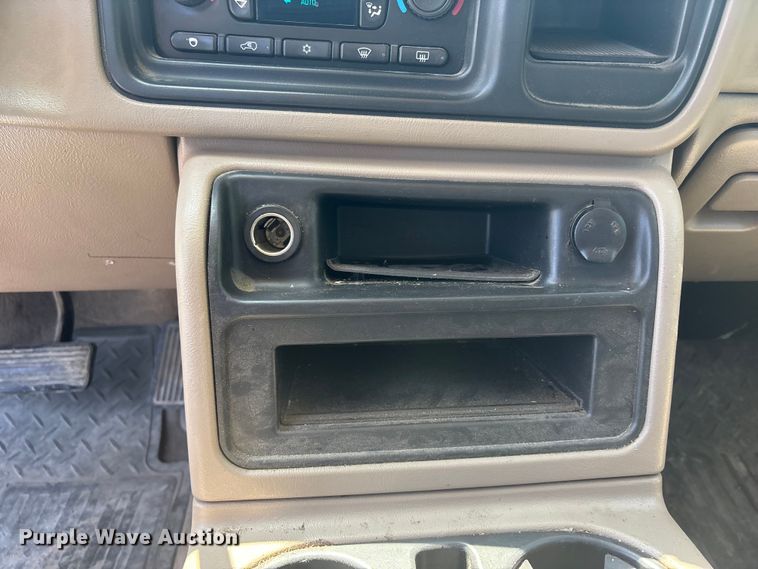 image for item FC4652 2005 GMC Sierra 1500 Crew Cab pickup truck
