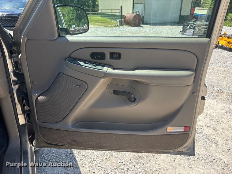 image for item FC4652 2005 GMC Sierra 1500 Crew Cab pickup truck