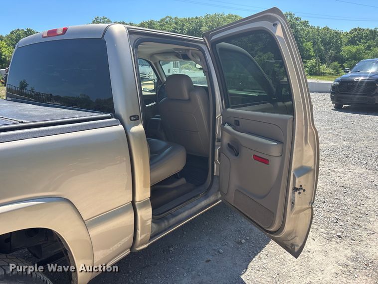 image for item FC4652 2005 GMC Sierra 1500 Crew Cab pickup truck